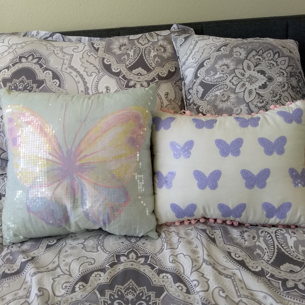 A cute pair of decoration pillows
